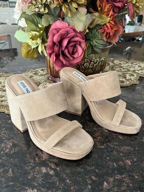 NWOT Steve Madden Vickey Beige/Tan Suede Chunky Heel Slide Mules Size 7